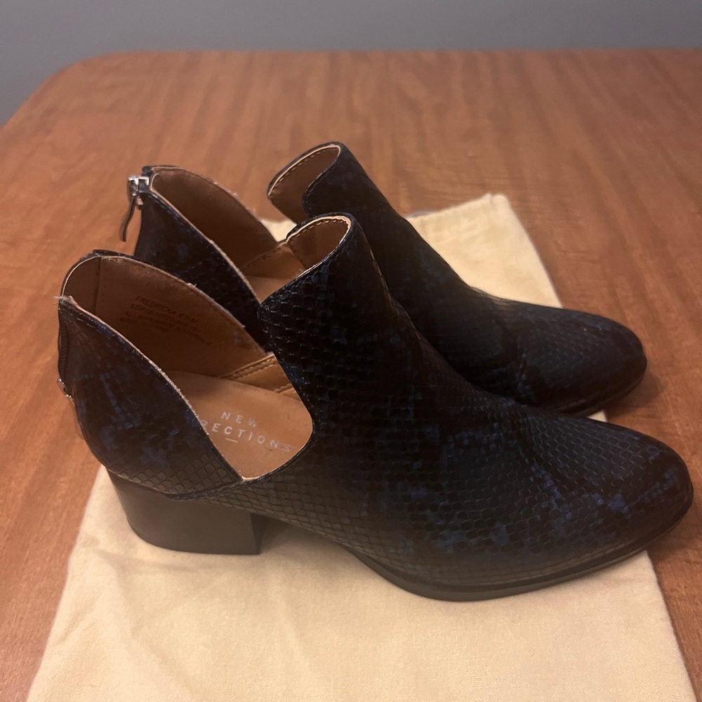 New directions blue snake skin print, size 6.5